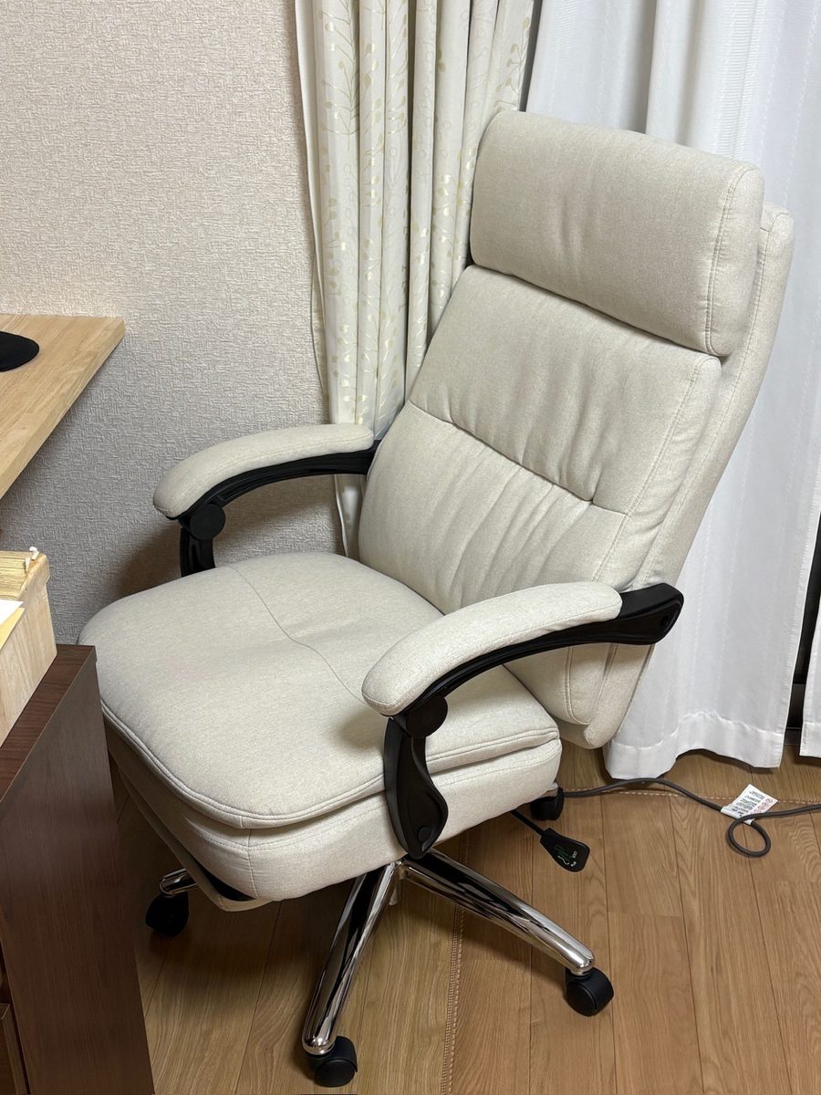 私が在宅勤務で使っているニトリのオフィスチェア OC702N(白い布張り)